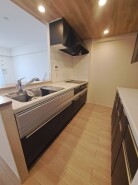 お料理をしながらリビングの家族やゲストとの会話が楽しめるカウンタータイプのキッチン。毎日のお料理を楽しく快適に。
