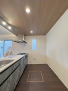 キッチンコンロスペースの近くには、空気の入れ替えが可能な開口部を設置！！
お料理をする際には、換気扇を回しながら匂いが籠らない様に開放してお料理もお楽しみ頂けます。
