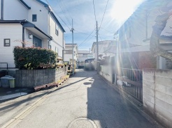 安心して暮らすことのできる住宅街。　住宅地の道路は一般に交通量が少なく車などの騒音が少ないため、住民にとって静かな生活環境が提供されます。
