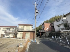 安心して暮らすことのできる住宅街。　住宅地の道路は一般に交通量が少なく車などの騒音が少ないため、住民にとって静かな生活環境が提供されます。
