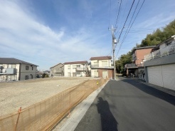 安心して暮らすことのできる住宅街。　住宅地の道路は一般に交通量が少なく車などの騒音が少ないため、住民にとって静かな生活環境が提供されます。
