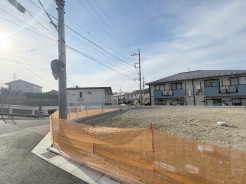 1号棟 安心して暮らすことのできる住宅街。　住宅地の道路は一般に交通量が少なく車などの騒音が少ないため、住民にとって静かな生活環境が提供されます。
