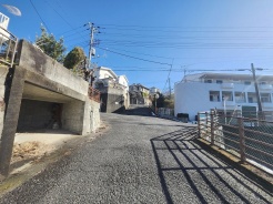 安心して暮らすことのできる住宅街。　住宅地の道路は一般に交通量が少なく車などの騒音が少ないため、住民にとって静かな生活環境が提供されます。
