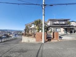 現地ご見学の際、スタッフが様々なご質問に対応いたします、周辺環境、前面道路、建築可能な建物について、ぜひご相談ください。
