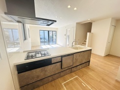 お料理をしながらリビングの家族やゲストとの会話が楽しめるカウンタータイプのキッチン。毎日のお料理を楽しく快適に。
