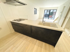 お料理をしながらリビングの家族やゲストとの会話が楽しめるカウンタータイプのキッチン。毎日のお料理を楽しく快適に。
