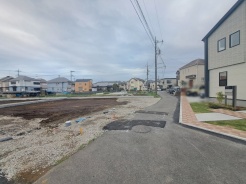安心して暮らすことのできる住宅街。　住宅地の道路は一般に交通量が少なく車などの騒音が少ないため、住民にとって静かな生活環境が提供されます。
