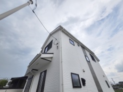 建物が完成しましたので室内のご見学予約スタート。当日のご見学予約も大歓迎です。お気軽にご連絡ください。エステート白馬国分寺店は火曜水曜も営業しております。
