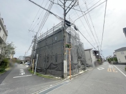 安心して暮らすことのできる住宅街。　住宅地の道路は一般に交通量が少なく車などの騒音が少ないため、住民にとって静かな生活環境が提供されます。
