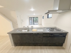 お料理をしながらリビングの家族やゲストとの会話が楽しめるカウンタータイプのキッチン。毎日のお料理を楽しく快適に。
