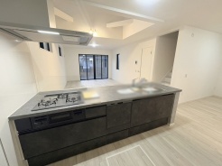 お料理をしながらリビングの家族やゲストとの会話が楽しめるカウンタータイプのキッチン。毎日のお料理を楽しく快適に。
