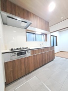 キッチンは、カウンターや壁付けタイプ、アイランドタイプ様々なパターンが御座います。
お好みも分かれる所ではありますが、壁付け対応は閉鎖的にならずに明るいキッチンスペースとしてご希望を頂く事も多いタイプ。
