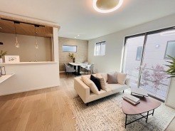 家族の集まるリビングは気持ちの良い自然光が差し込む団欒空間。室内のご見学予約も随時、受付中ですのでお気軽にお問合せください。
