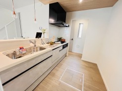 お料理をしながらリビングの家族やゲストとの会話が楽しめるカウンタータイプのキッチン。毎日のお料理を楽しく快適に。
