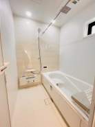 一日の疲れを癒してくれるゆったりとしたバスルームです。
