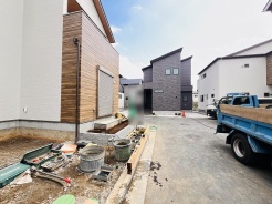 安心して暮らすことのできる住宅街。　住宅地の道路は一般に交通量が少なく車などの騒音が少ないため、住民にとって静かな生活環境が提供されます。
