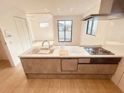 お料理をしながらリビングの家族やゲストとの会話が楽しめるカウンタータイプのキッチン。毎日のお料理を楽しく快適に。
