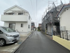 安心して暮らすことのできる住宅街。　住宅地の道路は一般に交通量が少なく車などの騒音が少ないため、住民にとって静かな生活環境が提供されます。
