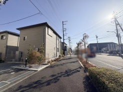 安心して暮らすことのできる住宅街。　住宅地の道路は一般に交通量が少なく車などの騒音が少ないため、住民にとって静かな生活環境が提供されます。
