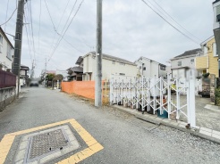 安心して暮らすことのできる住宅街。　住宅地の道路は一般に交通量が少なく車などの騒音が少ないため、住民にとって静かな生活環境が提供されます。
