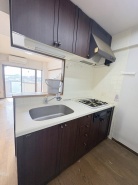 お料理をしながらリビングの家族やゲストとの会話が楽しめるカウンタータイプのキッチン。毎日のお料理を楽しく快適に。
