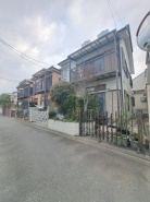 周辺の街並みの中で適度な主張、生活に溶け込むシンプルなデザインの外観が魅力の一戸建です。
