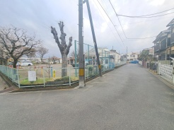 安心して暮らすことのできる住宅街。　住宅地の道路は一般に交通量が少なく車などの騒音が少ないため、住民にとって静かな生活環境が提供されます。
