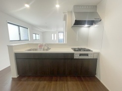 お料理をしながらリビングの家族やゲストとの会話が楽しめるカウンタータイプのキッチン。毎日のお料理を楽しく快適に。
