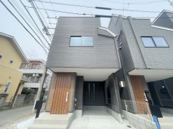 1号棟 建物が完成しましたので室内のご見学予約スタート。当日のご見学予約も大歓迎です。お気軽にご連絡ください。他にもインターネットに掲載していない情報も沢山ありますので、比較で併せてご見学ができます。
