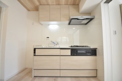 キッチンは、カウンターや壁付けタイプ、アイランドタイプ様々なパターンが御座います。
お好みも分かれる所ではありますが、壁付け対応は閉鎖的にならずに明るいキッチンスペースとしてご希望を頂く事も多いタイプ。
