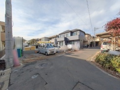 安心して暮らすことのできる住宅街。　住宅地の道路は一般に交通量が少なく車などの騒音が少ないため、住民にとって静かな生活環境が提供されます。
