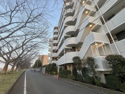 現地のご見学予約もスタートしました。周辺で売りに出ている物件も沢山御座います。まとめてご見学ができますのでお気軽にお申しつけください。
