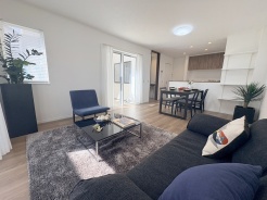 家族の集まるリビングは気持ちの良い自然光が差し込む団欒空間。室内のご見学予約も随時、受付中ですのでお気軽にお問合せください。
