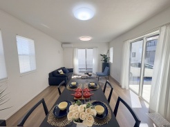 家族が食事するダイニングスペースをキッチンから見渡せる設計に。お料理をしながら家族とのコミュニケーションが増えそうな予感。
