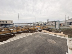 現在建物を建築中です、建築中の物件については現地確認の他、同施工会社の完成施工例のご案内、担当者のプレゼンテーションにてご検討ください。適切なご検討の方法をご説明させて頂きます。
