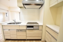 お料理をしながらリビングの家族やゲストとの会話が楽しめるカウンタータイプのキッチン。毎日のお料理を楽しく快適に。
