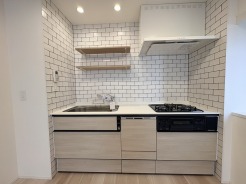 キッチンは、カウンターや壁付けタイプ、アイランドタイプ様々なパターンが御座います。
お好みも分かれる所ではありますが、壁付け対応は閉鎖的にならずに明るいキッチンスペースとしてご希望を頂く事も多いタイプ。
