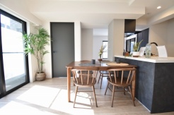 アイランドタイプのお洒落な配置。家族が食事するダイニングスペースをキッチンから見渡せる設計に。お料理をしながら家族とのコミュニケーションが増えそうな予感。
