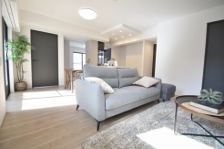 家族が一番集まる場所だから広々としつつも素敵な空間であって欲しい。みんながくつろぐリビングからキッチンまでが一つの空間のように繋がる間取り。
