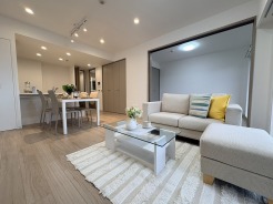 家族の集まるリビングは気持ちの良い自然光が差し込む団欒空間。室内のご見学予約も随時、受付中ですのでお気軽にお問合せください。
