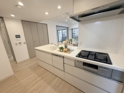 お料理をしながらリビングの家族やゲストとの会話が楽しめるカウンタータイプのキッチン。毎日のお料理を楽しく快適に。
