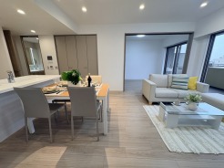 家族が食事するダイニングスペースをキッチンから見渡せる設計に。お料理をしながら家族とのコミュニケーションが増えそうな予感。
