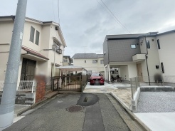 安心して暮らすことのできる住宅街。　住宅地の道路は一般に交通量が少なく車などの騒音が少ないため、住民にとって静かな生活環境が提供されます。
