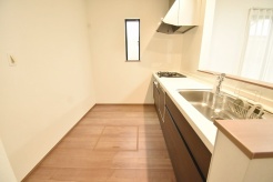 お料理をしながらリビングの家族やゲストとの会話が楽しめるカウンタータイプのキッチン。毎日のお料理を楽しく快適に。
