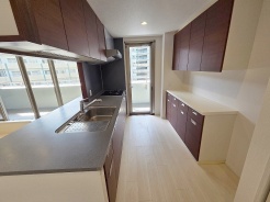 備え付けのカップボード、キッチンとの統一感もUP。
また、柱で固定されておりますので、倒れる心配もありません。
安心。便利の最強ツール
