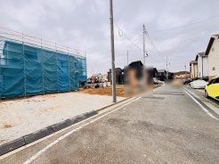 安心して暮らすことのできる住宅街。　住宅地の道路は一般に交通量が少なく車などの騒音が少ないため、住民にとって静かな生活環境が提供されます。
