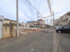 安心して暮らすことのできる住宅街。　住宅地の道路は一般に交通量が少なく車などの騒音が少ないため、住民にとって静かな生活環境が提供されます。
