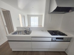 お料理をしながらリビングの家族やゲストとの会話が楽しめるカウンタータイプのキッチン。毎日のお料理を楽しく快適に。
