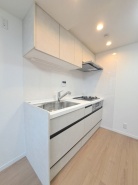 キッチンは、カウンターや壁付けタイプ、アイランドタイプ様々なパターンが御座います。
お好みも分かれる所ではありますが、壁付け対応は閉鎖的にならずに明るいキッチンスペースとしてご希望を頂く事も多いタイプ。
