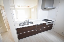 お料理をしながらリビングの家族やゲストとの会話が楽しめるカウンタータイプのキッチン。毎日のお料理を楽しく快適に。
